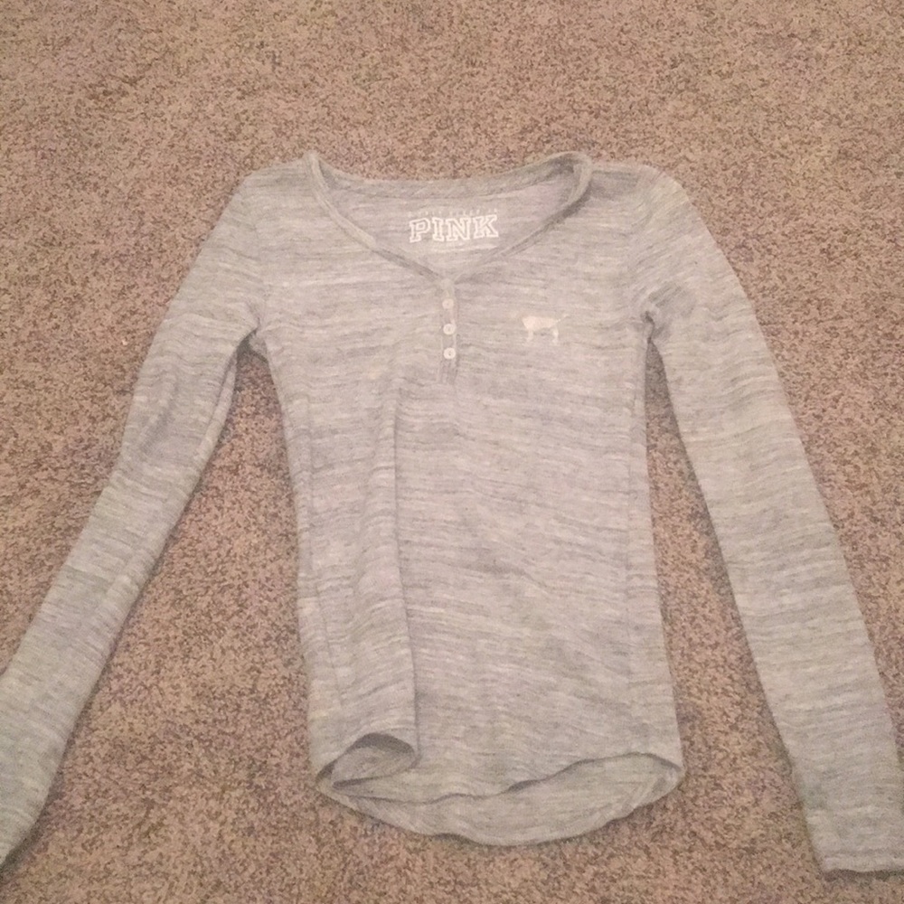 gray long sleeve shirt